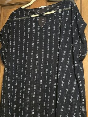 Women's Black Sheer Patterned Short-Sleeve Blouse